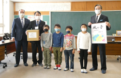对埼玉県狭山市内的学校进行捐款的情况